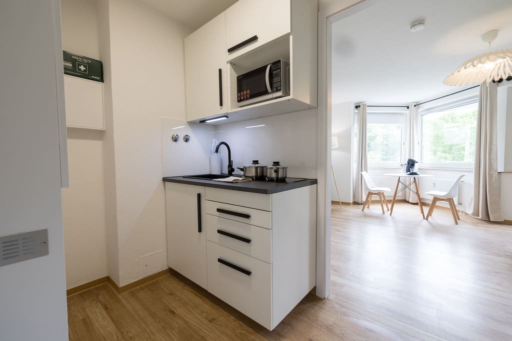 Voll ausgestattete Einbauküche im möblierten Apartment in Essen