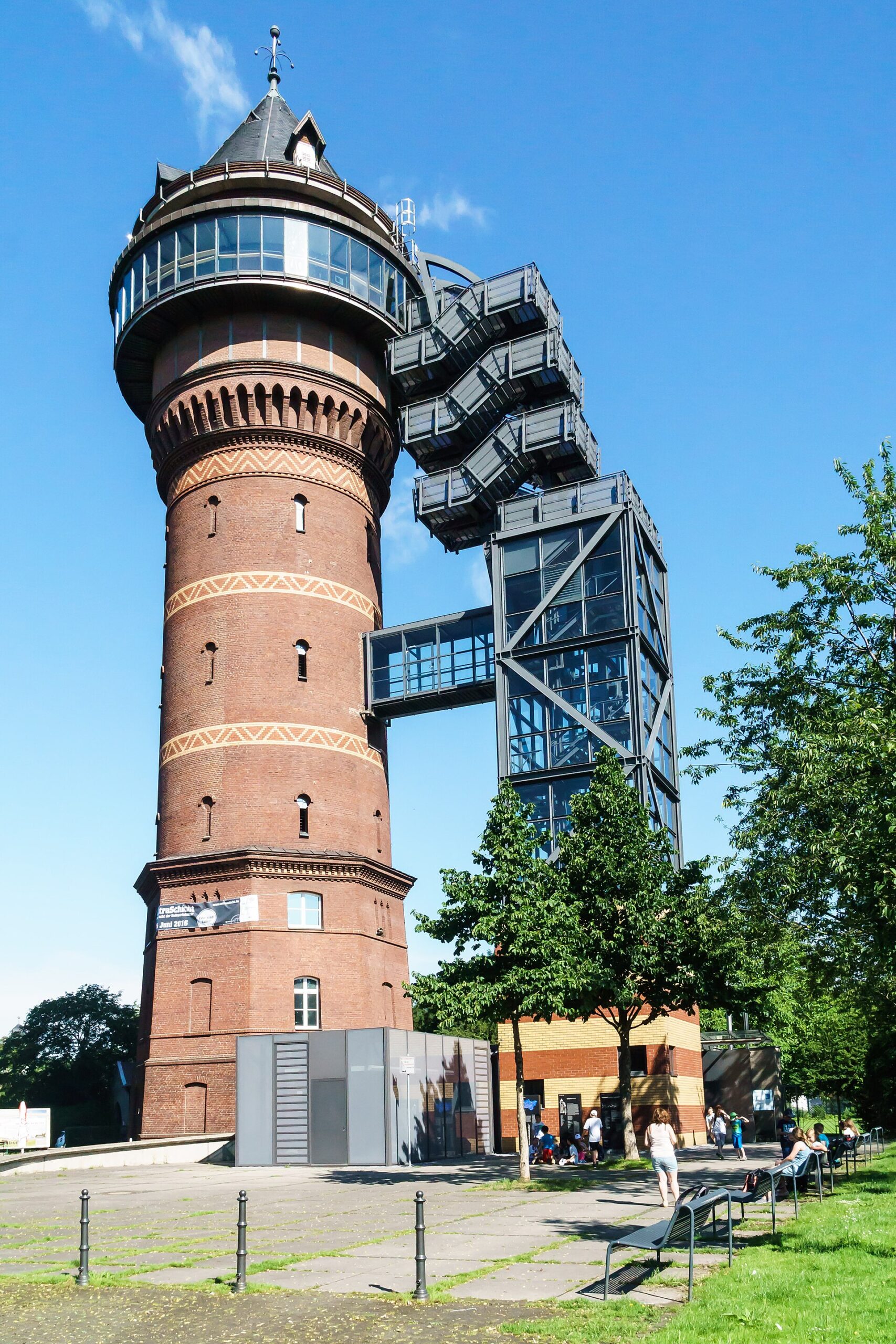Backsteinfassade des Wasserturms Aquarius in Mülheim von unten fotografiert