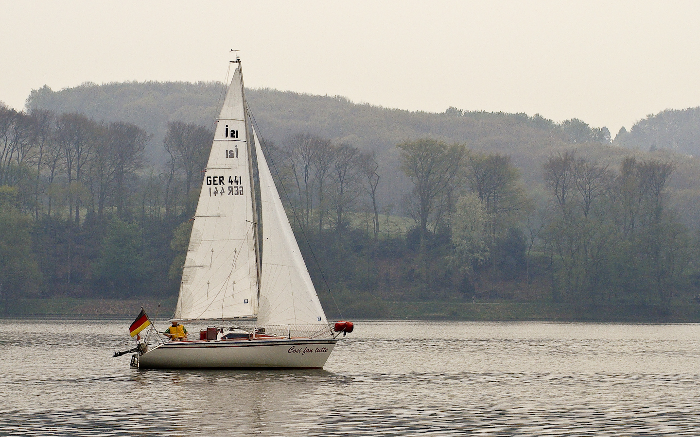 Segelboot auf dem Baldeneysee in Essen