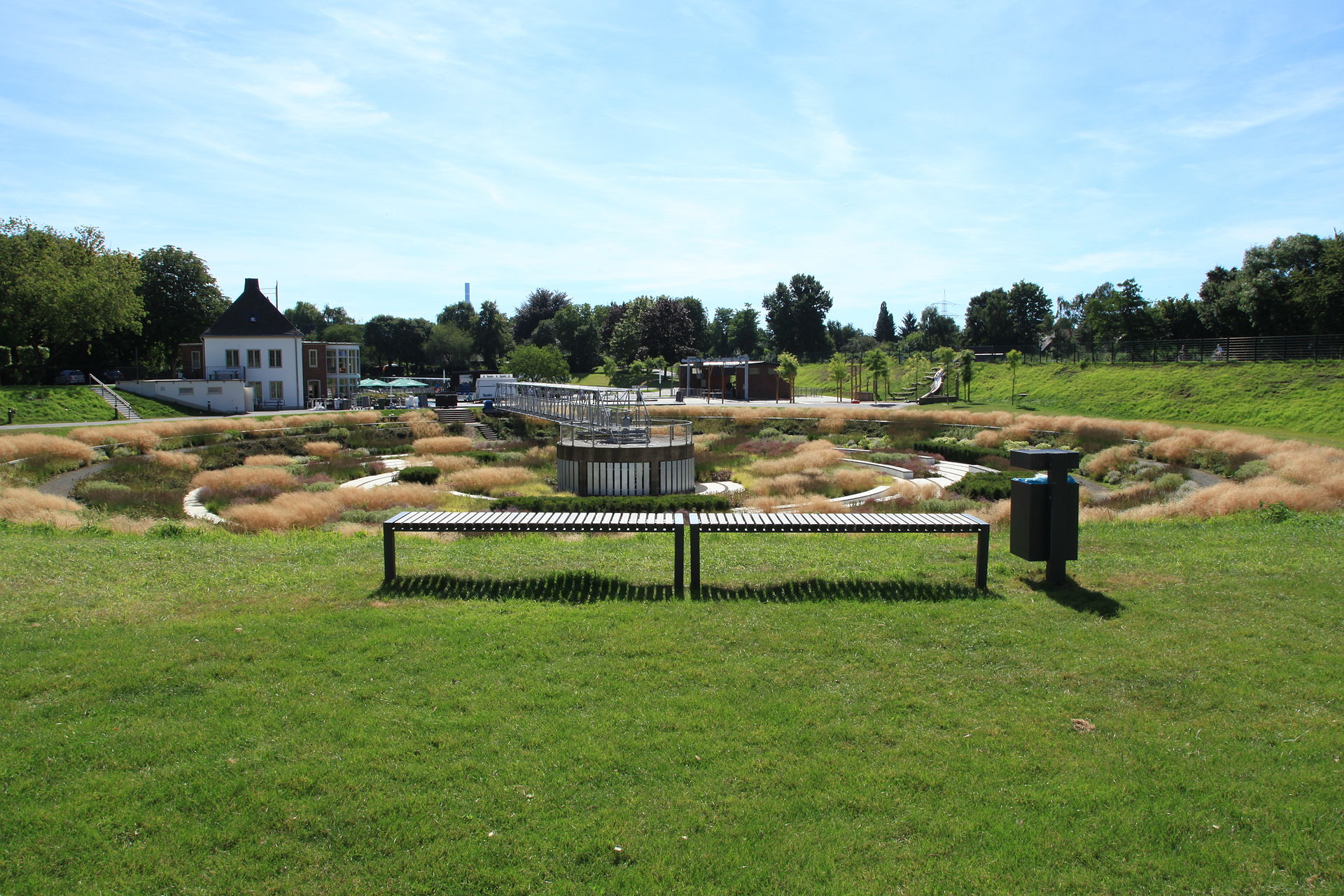 Gräser und Stauden im runden Betonbecken des BerneParks in Bottrop