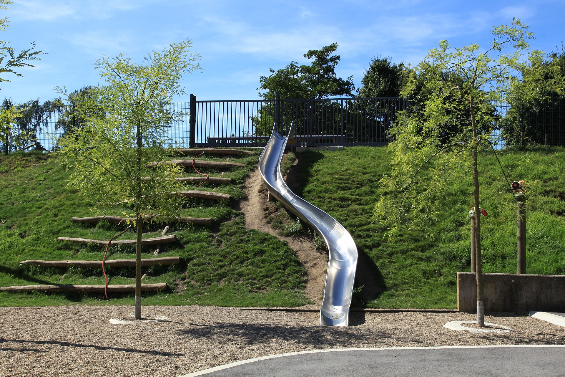 Wege und Wiesen auf dem Gelände des BerneParks in Bottrop