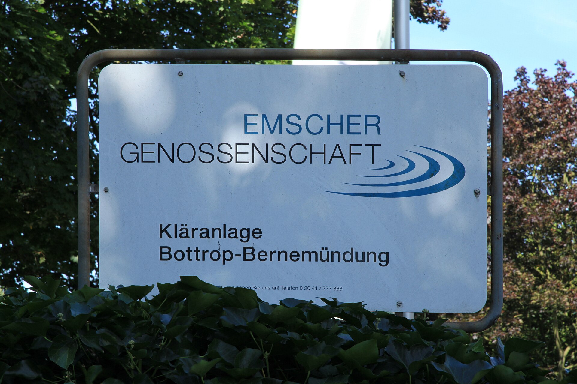 Rundes Klärbecken mit Bepflanzung im BernePark in Bottrop