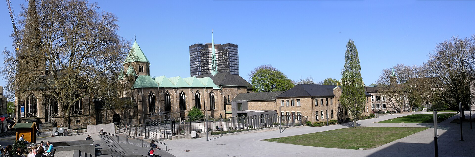 Essener Burgplatz mit Münster und Johanniskirche im Stadtzentrum