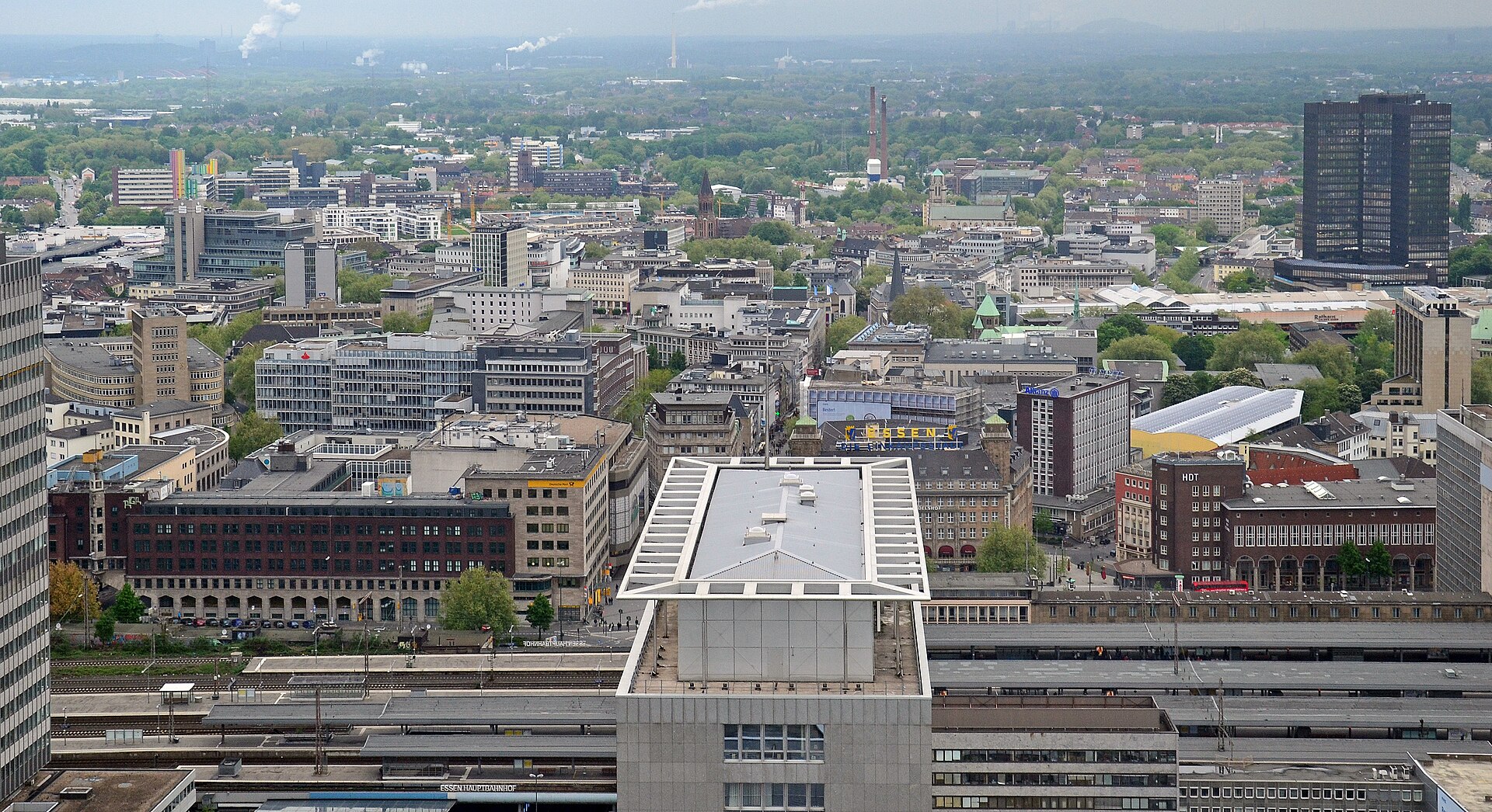 Blick über die Essener Innenstadt mit Hochhäusern und Hauptbahnhof