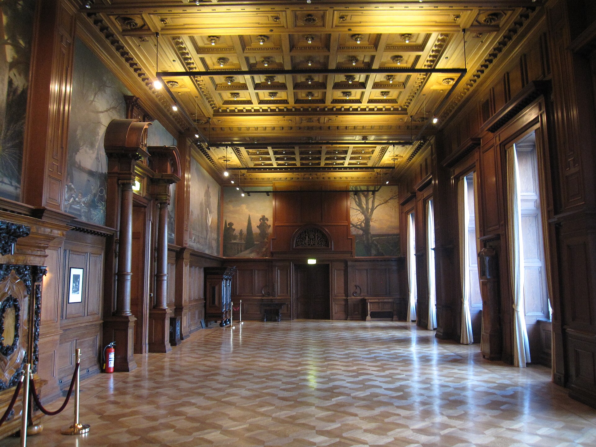 Historische Halle mit Holzvertäfelung und Kassettendecke in der Villa Hügel in Essen