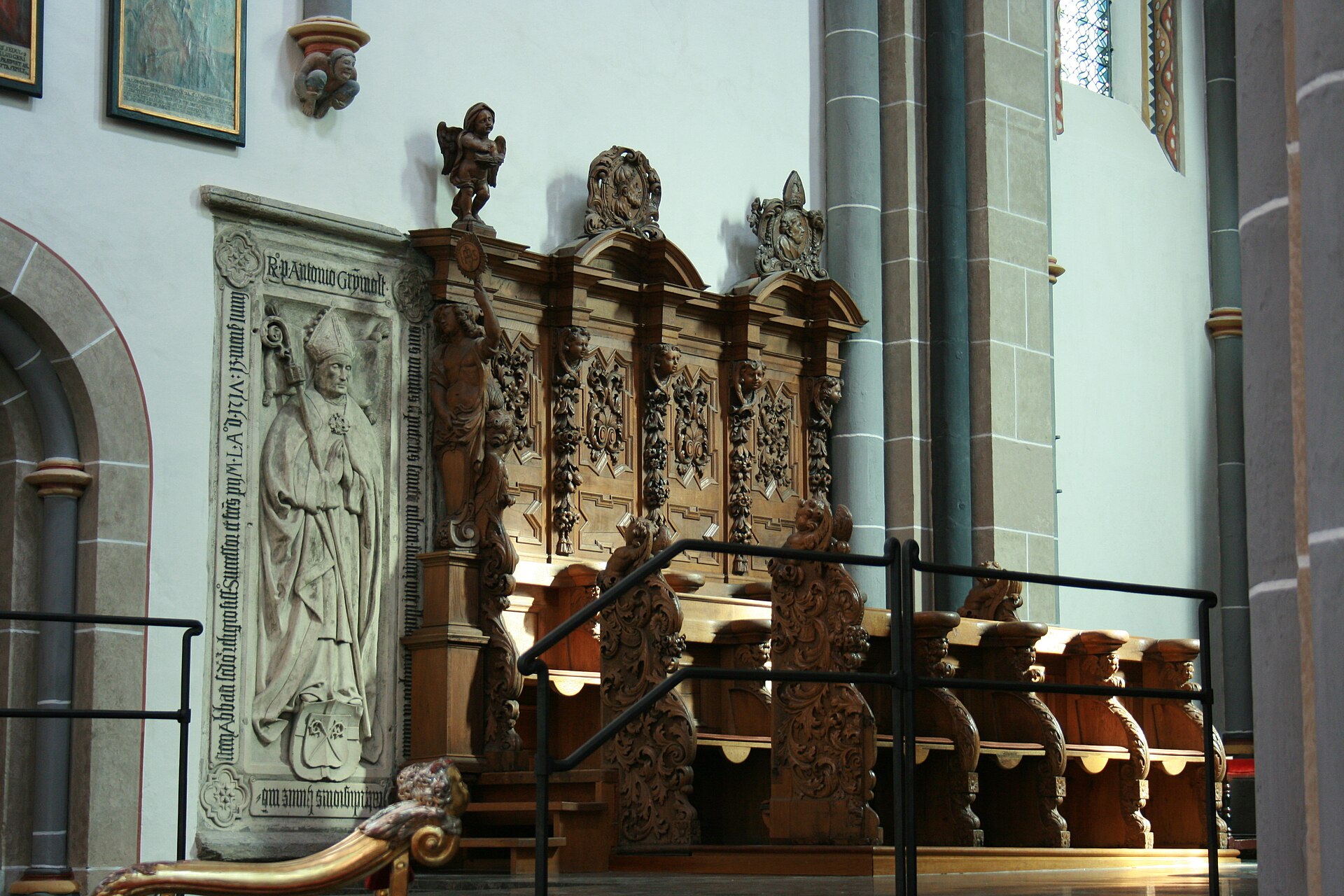 Heller Innenraum der Basilika St. Ludgerus in Essen-Werden