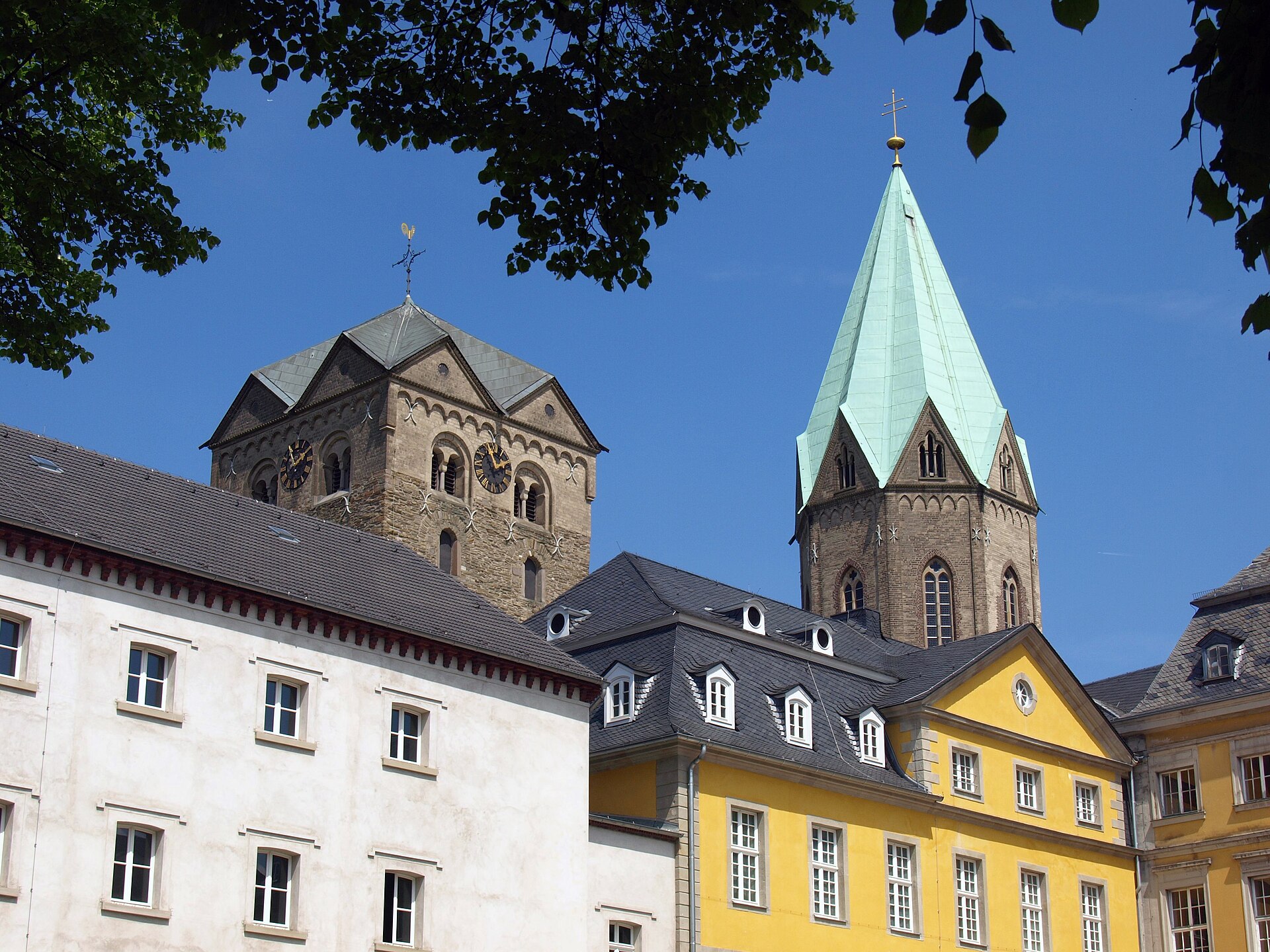 Basilika St. Ludgerus in Essen-Werden von außen mit hellem Mauerwerk