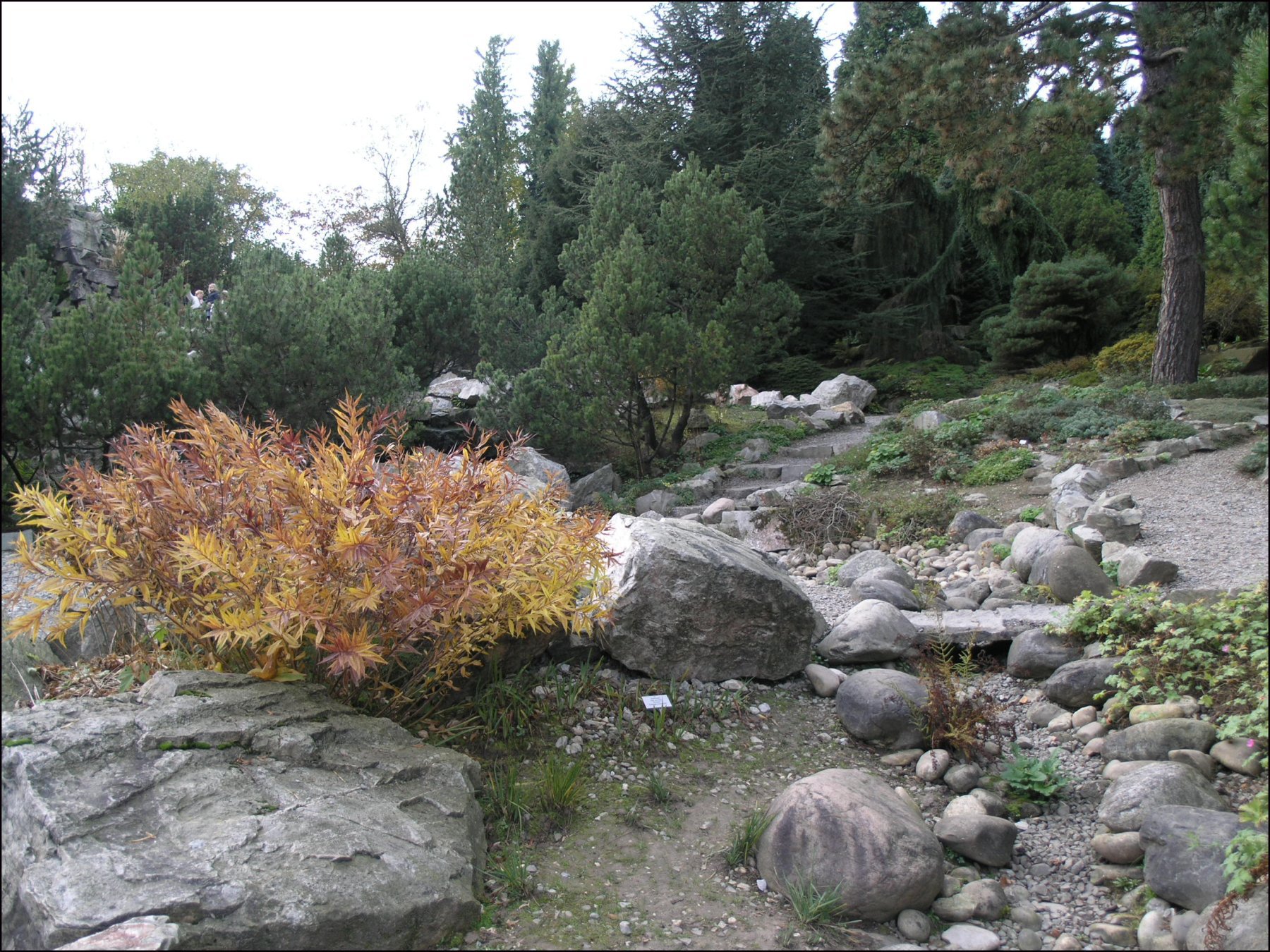 Blumenbeete und Wege im Grugapark in Essen