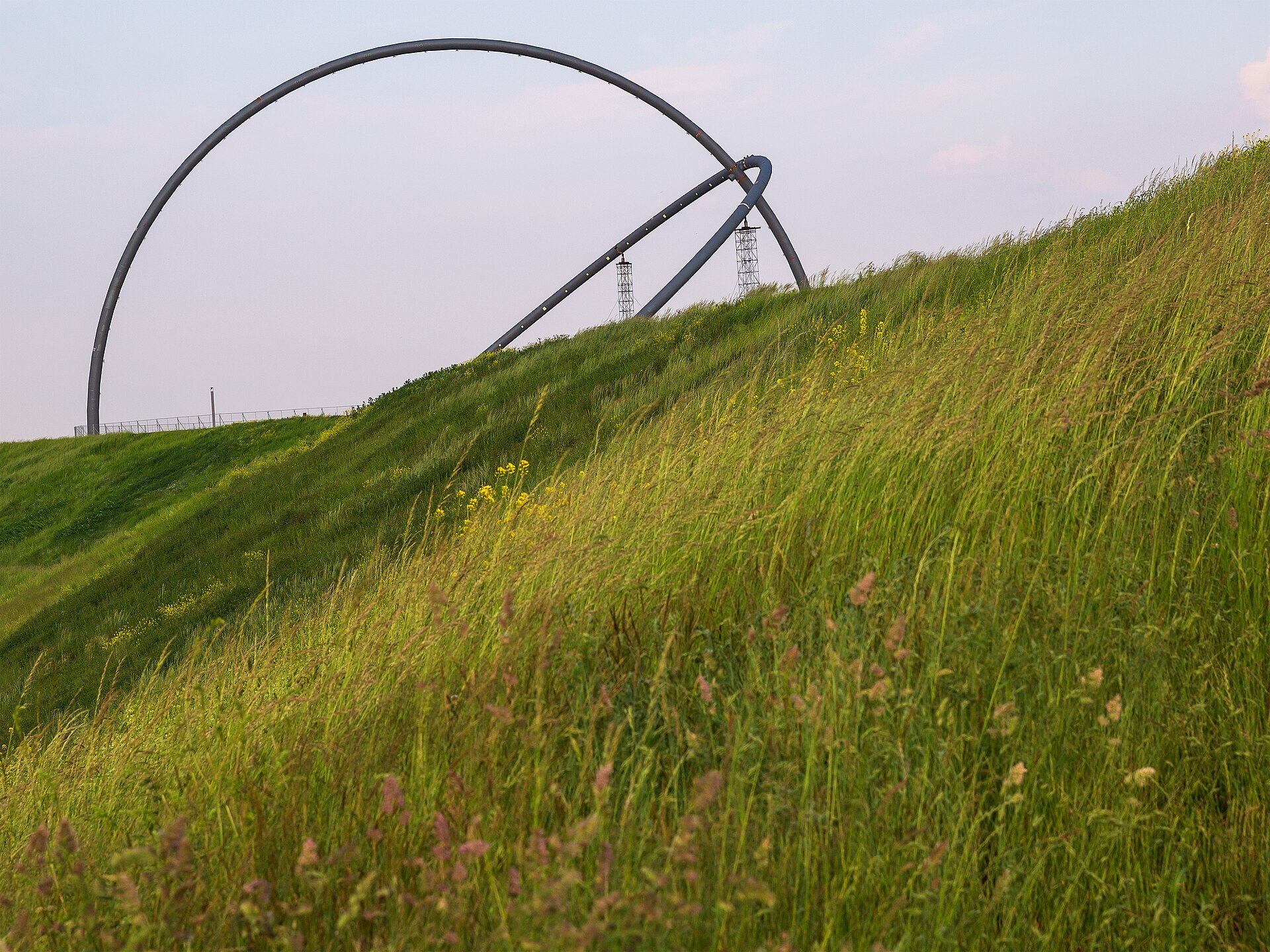 Die beiden großen Stahlbögen des Horizontobservatoriums auf der Halde Hoheward