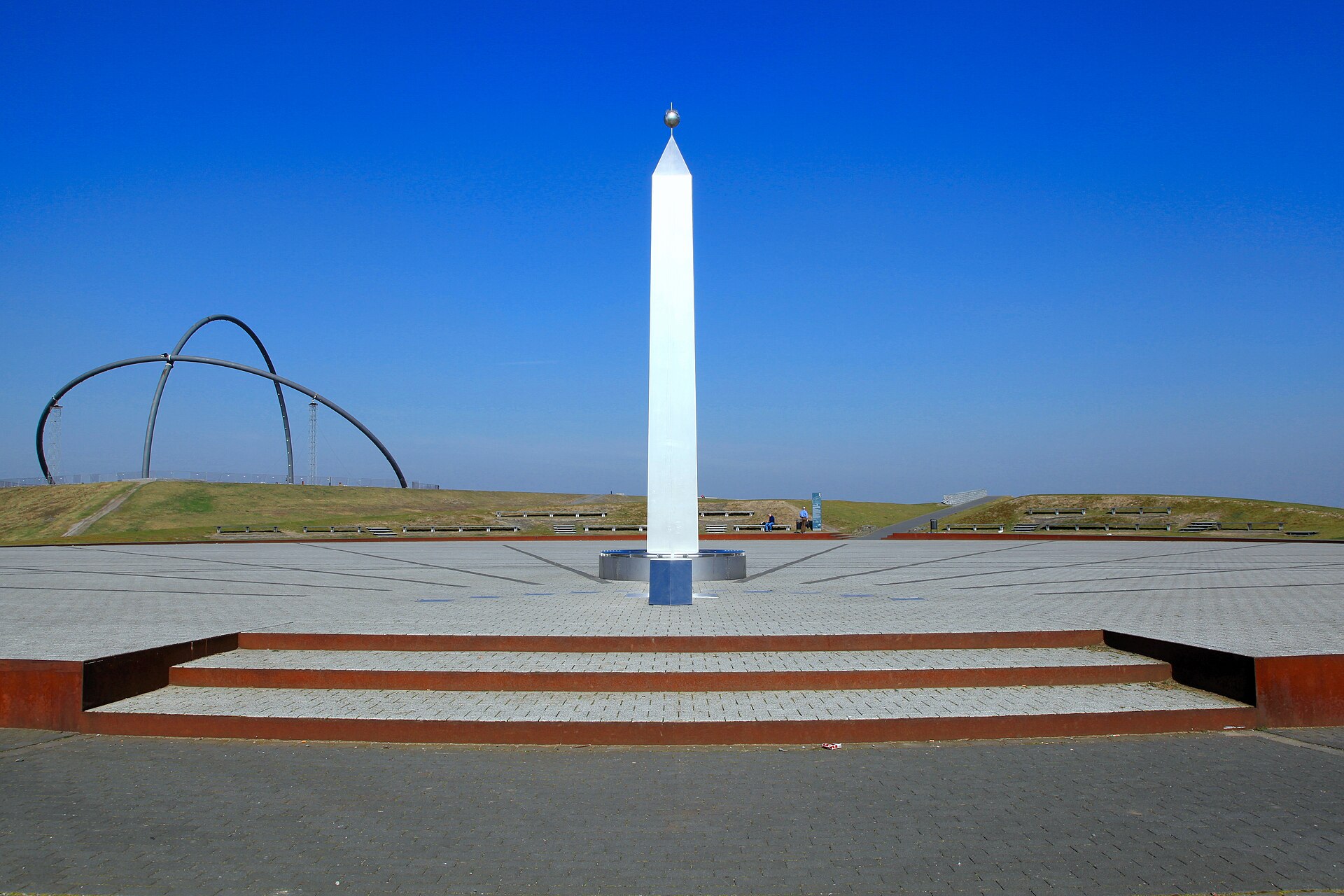 Große Sonnenuhr mit langem Zeiger neben dem Horizontobservatorium auf der Halde Hoheward