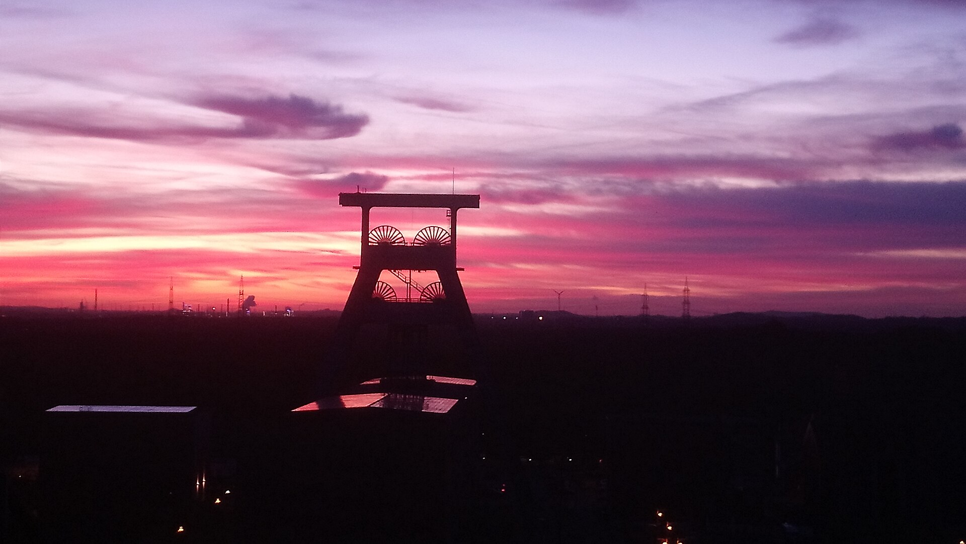 Sonnenuntergang hinter den Stahlbögen des Horizontobservatoriums auf der Halde Hoheward