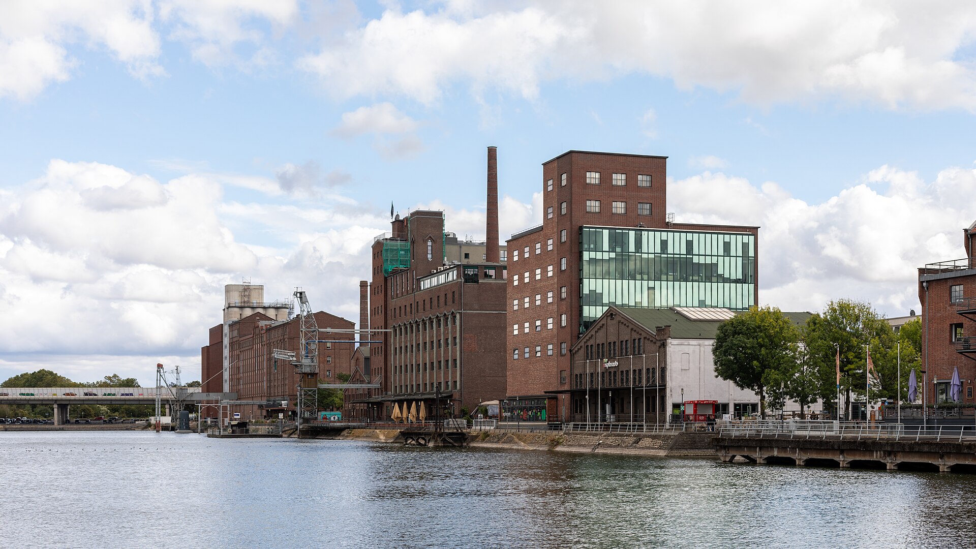 Das Museum Küppersmühle aus rotem Backstein am Innenhafen in Duisburg