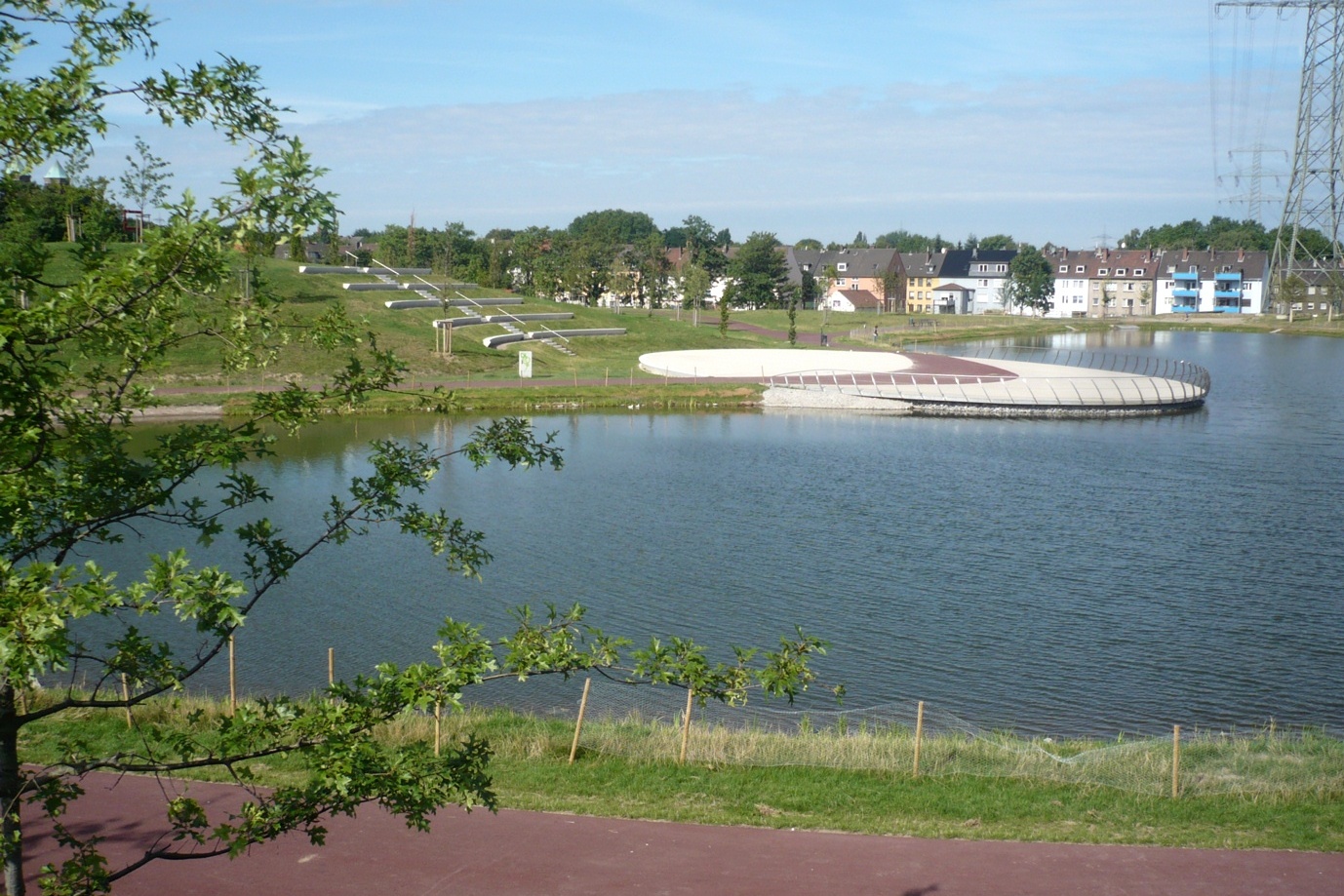 See im Krupp-Park in Essen mit Uferweg und Wiese