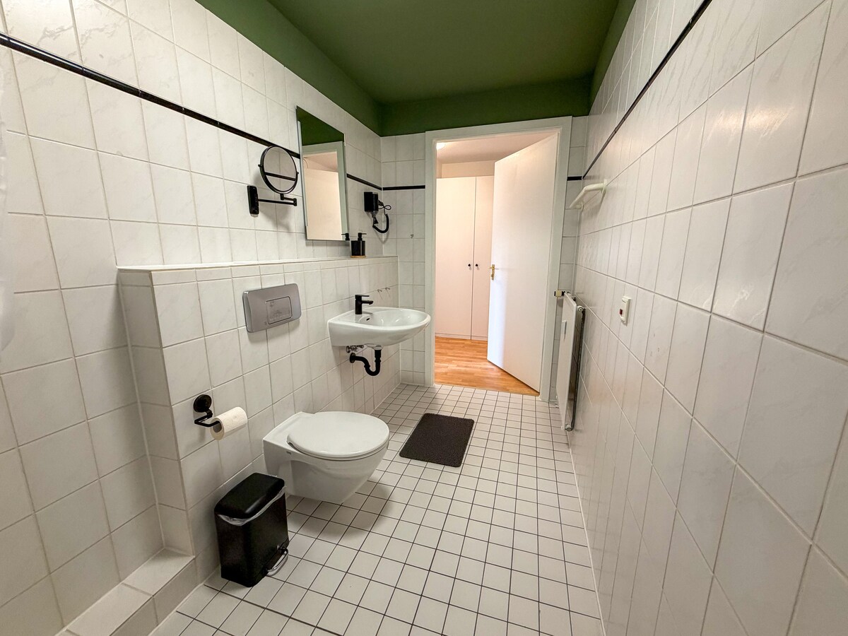 Badezimmer mit WC im Apartment Alvi Waldzauber in Essen-Stadtwald