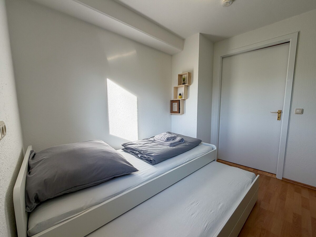Zweites Schlafzimmer mit Einzelbett im Apartment Alvi Waldzauber in Essen