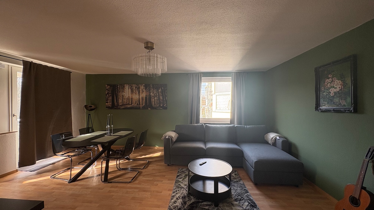 Wohnbereich mit Essplatz im Apartment Alvi Waldzauber in Essen-Stadtwald