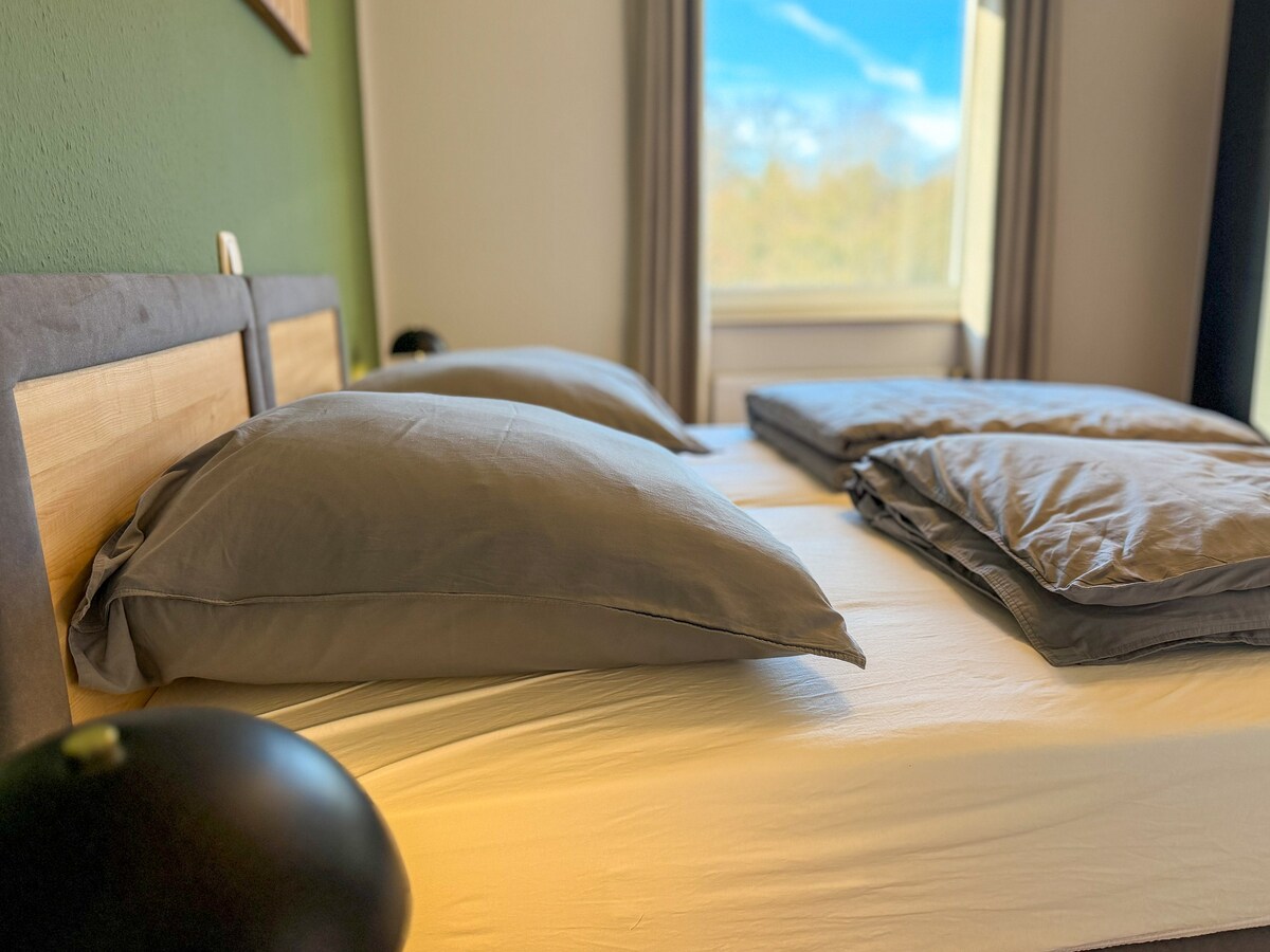 Schlafzimmer mit Doppelbett im Apartment Alvi Waldzauber in Essen
