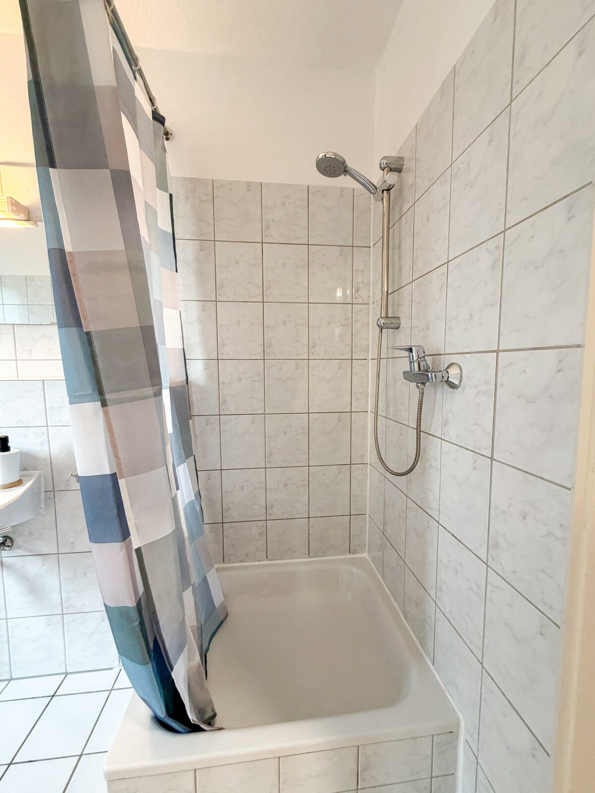 Badezimmer mit Dusche im City Apartment in Essen-Frillendorf