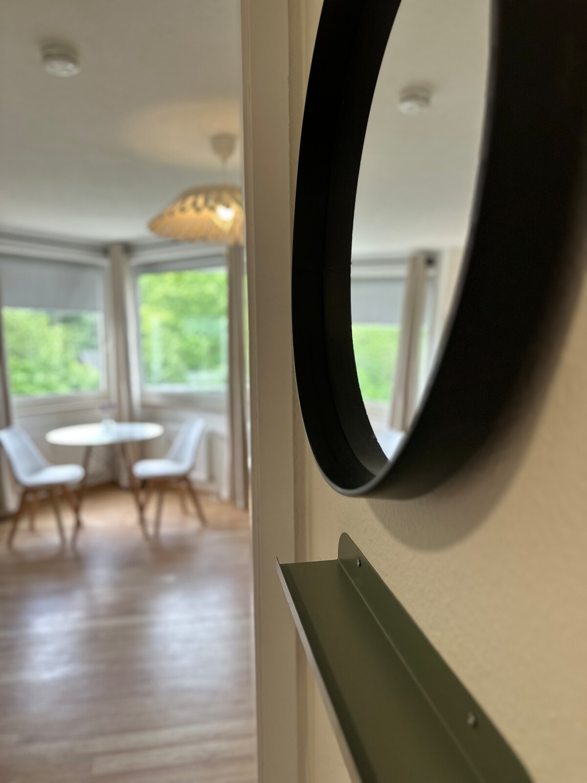 Heller Wohnbereich mit Essplatz im Apartment Eralda die Klare in Essen-Stadtwald