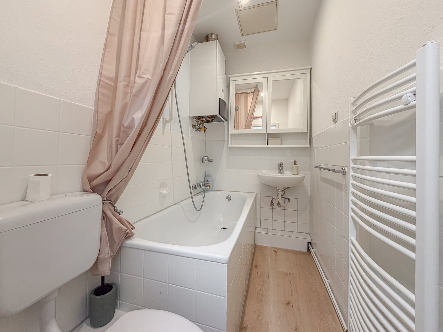 Bad mit Badewanne im Apartment Frida die Freundliche in Essen-Frohnhausen