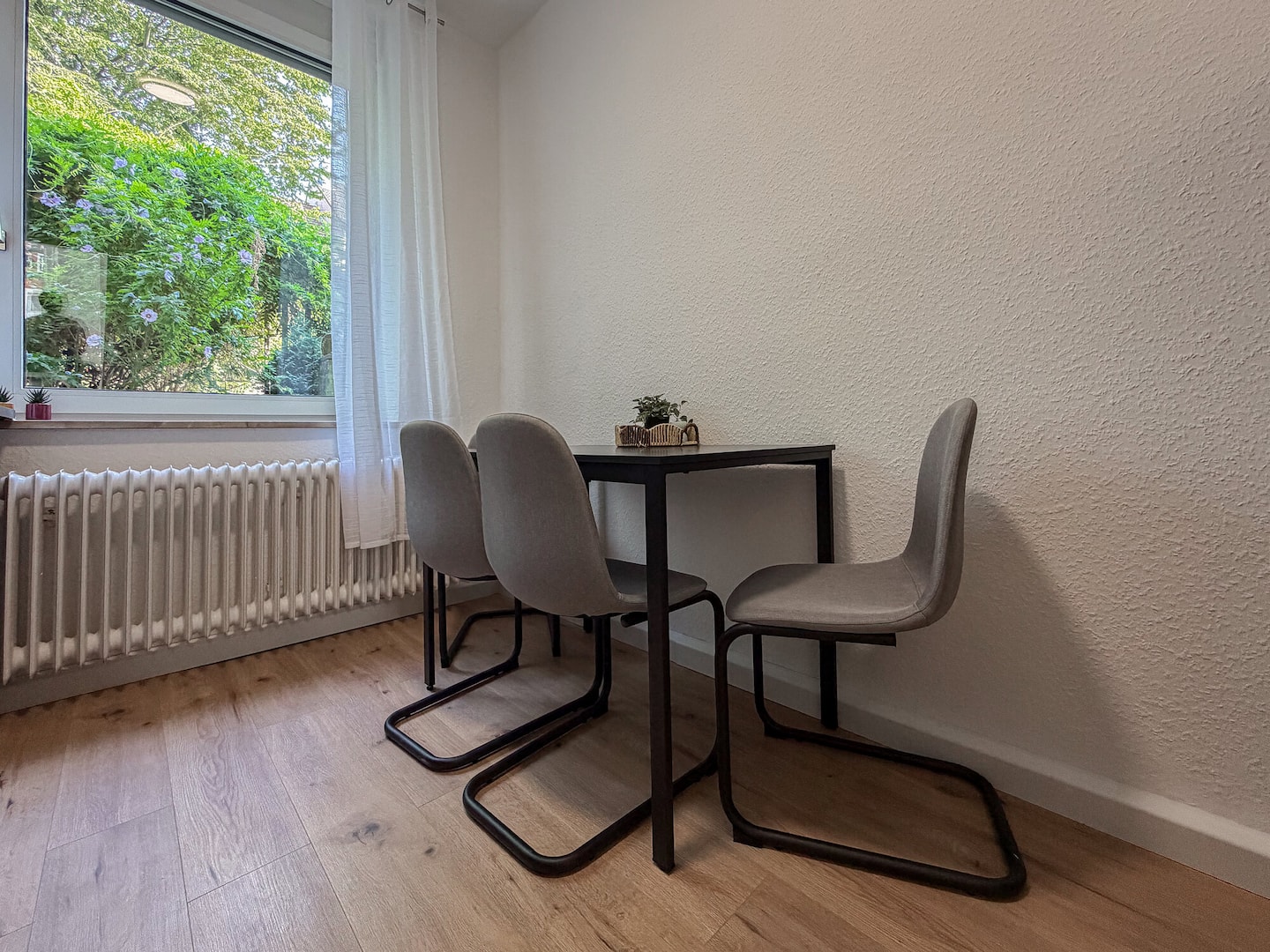 Esstisch für vier Personen am Fenster im Apartment Frida in Essen-Frohnhausen
