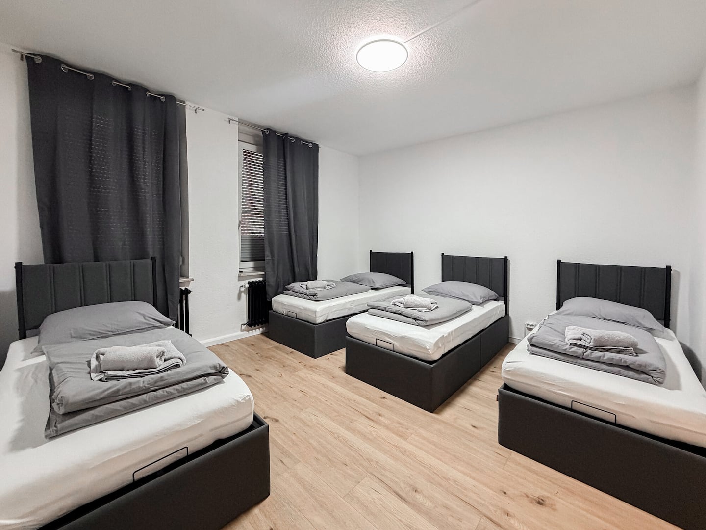 Wohnschlafraum mit vier Einzelbetten im Apartment Frida die Freundliche in Essen-Frohnhausen