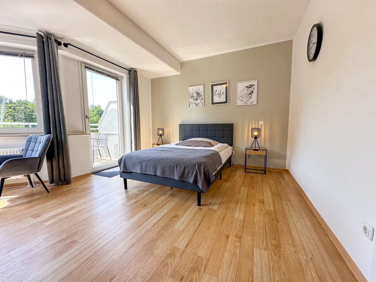 Schlafbereich mit Bett und Balkontür im Apartment Linda die Lichtvolle in Essen