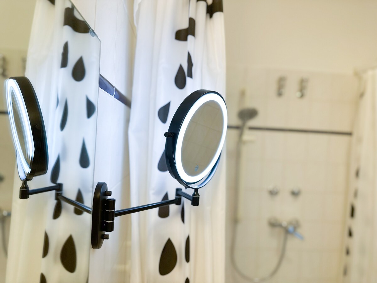 Badezimmer mit ebenerdiger Dusche im Apartment Linda die Lichtvolle in Essen