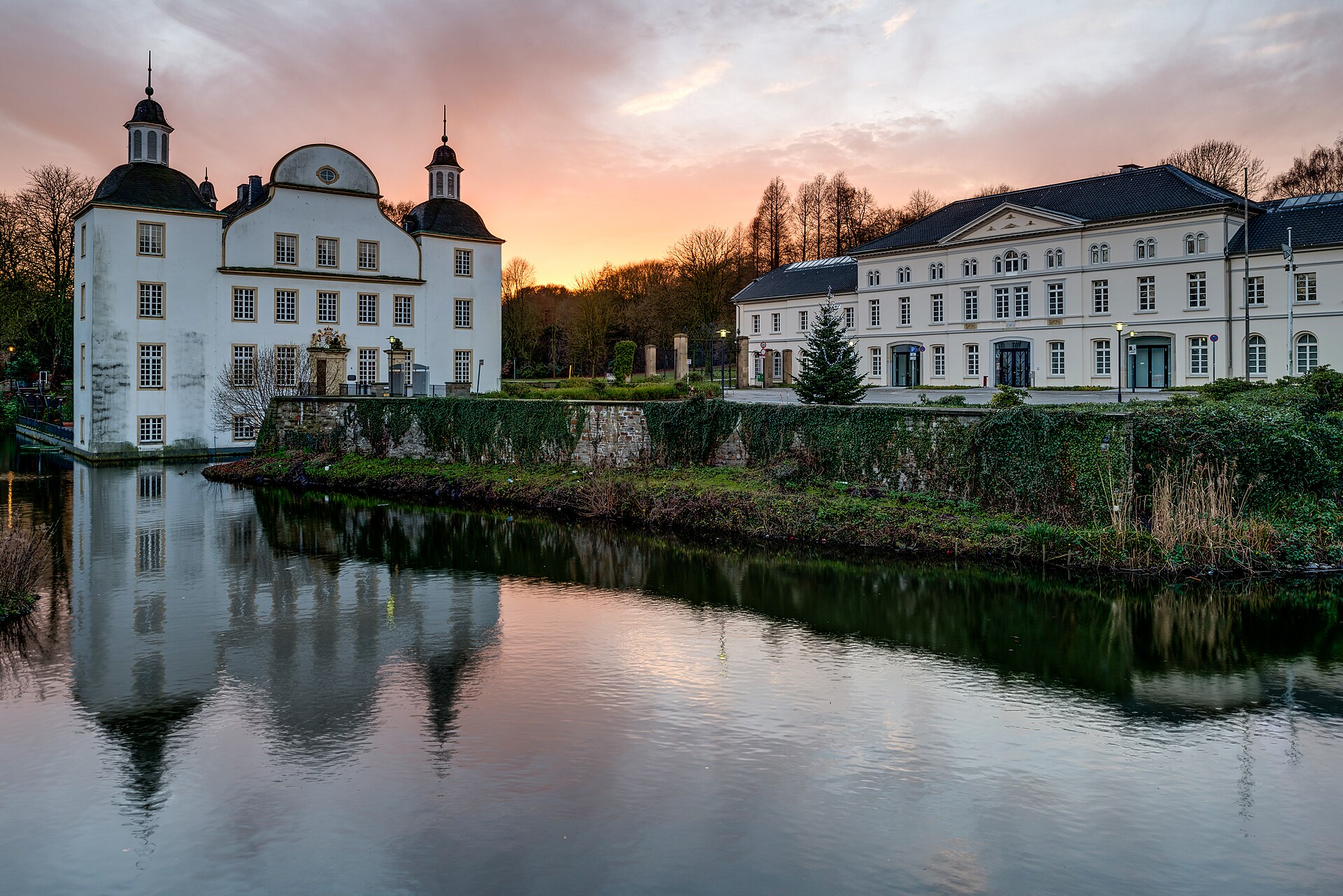 Schloss Borbeck in Essen im Abendlicht