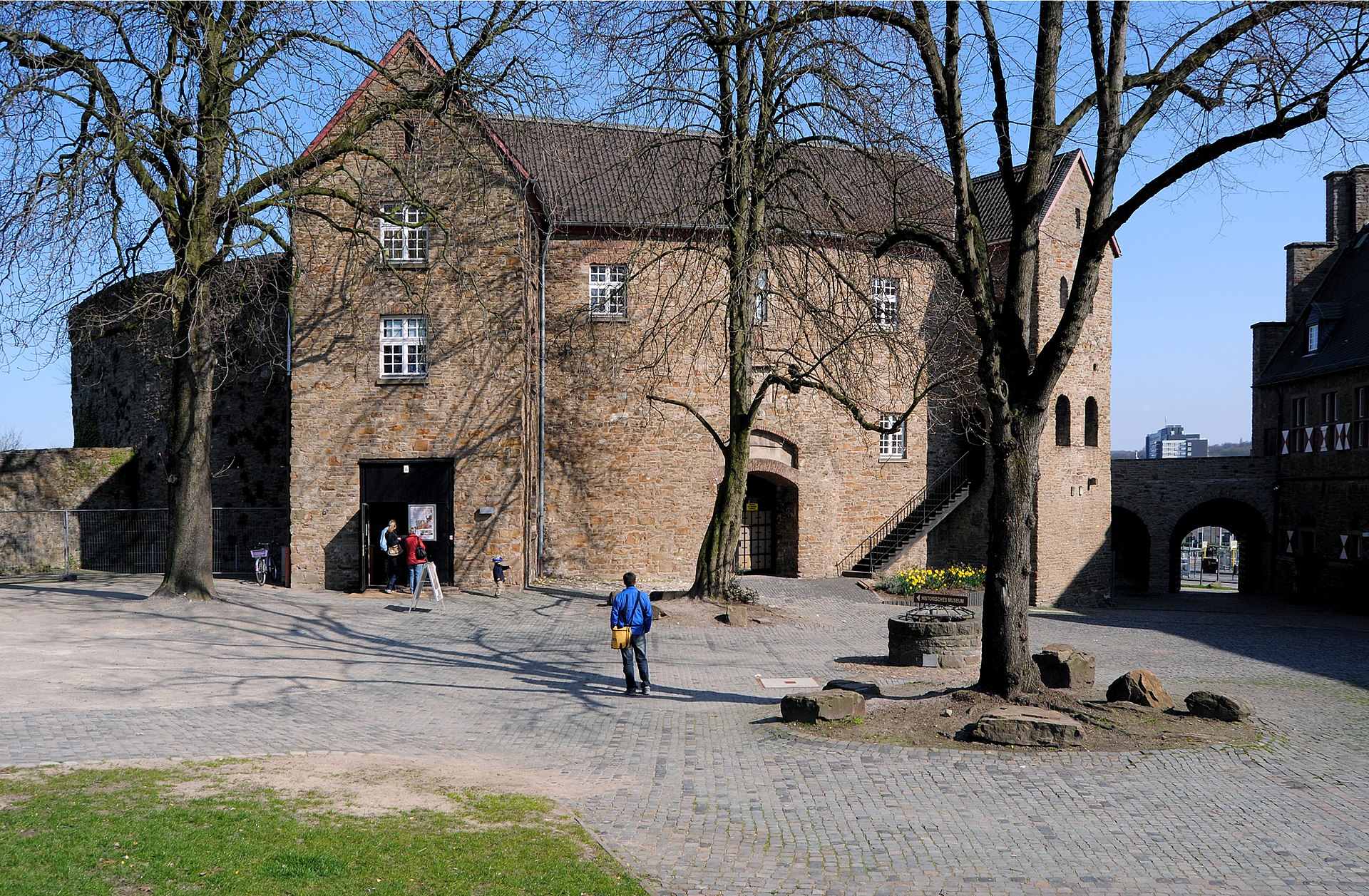 Schloss Broich in Mülheim an der Ruhr mit heller Fassade und Innenhof