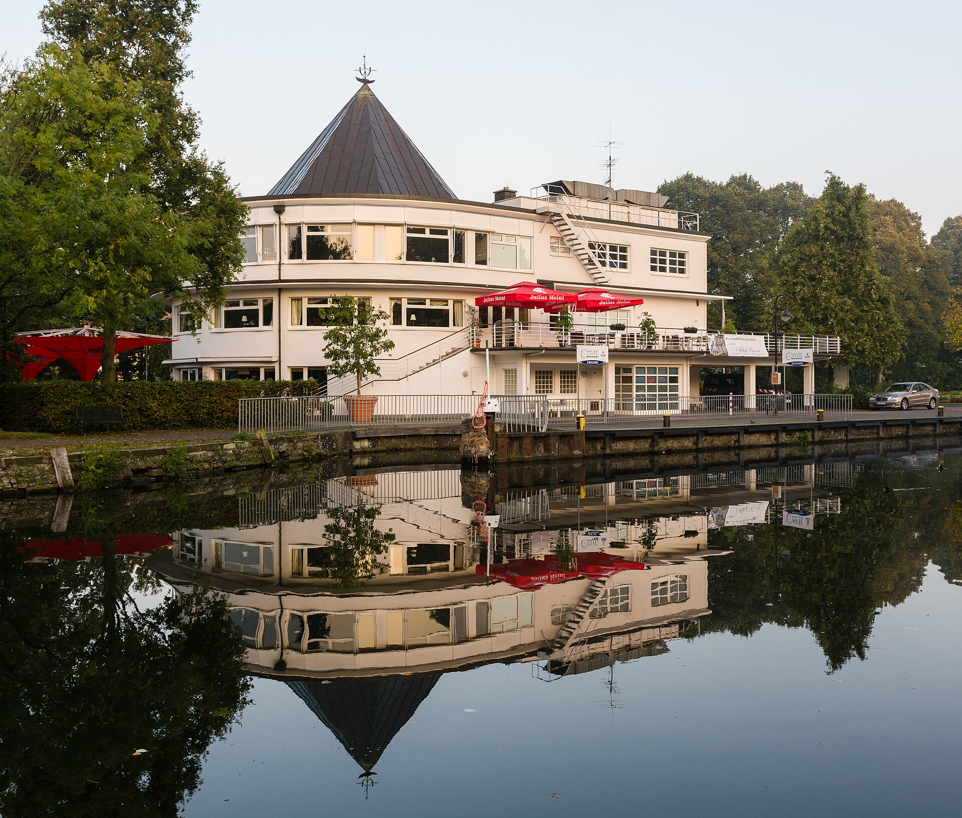 Wasserbahnhof Mülheim an der Ruhr am Morgen mit Blick über den Fluss