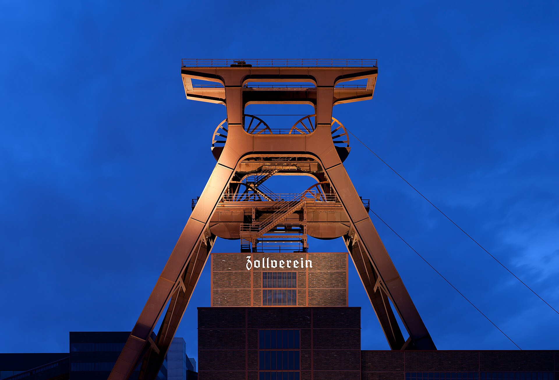 Zeche Zollverein in Essen am Abend beleuchtet