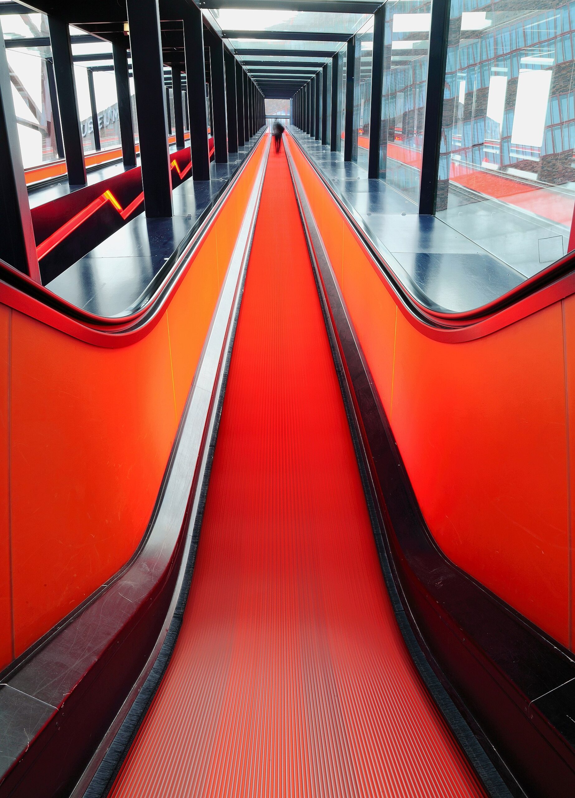 Orange Rolltreppe zur Kohlenwaesche auf Zollverein in Essen