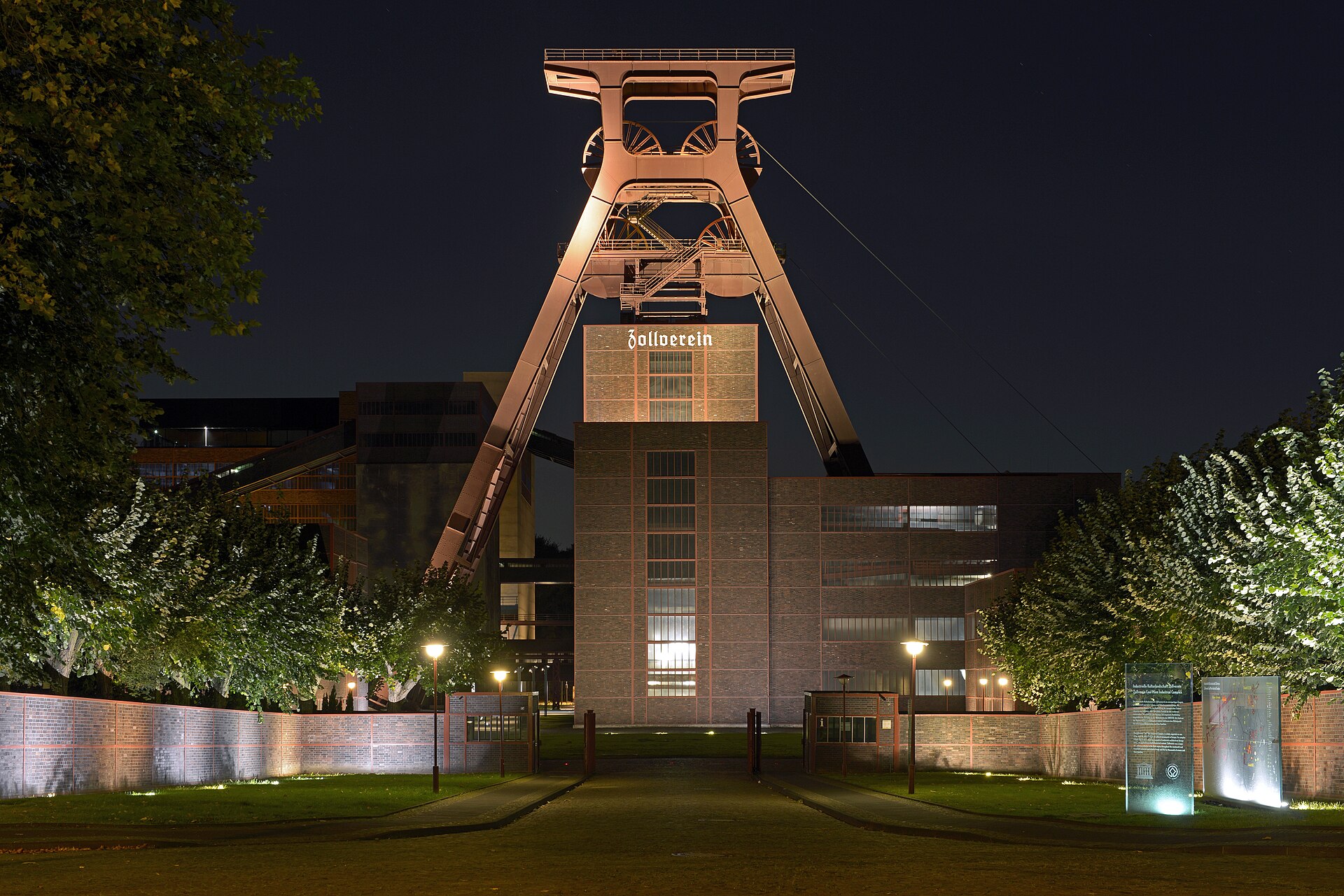 Foerderturm Schacht XII der Zeche Zollverein in Essen